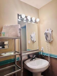 洛杉矶Foghorn Harbor Inn的一间带水槽和镜子的浴室