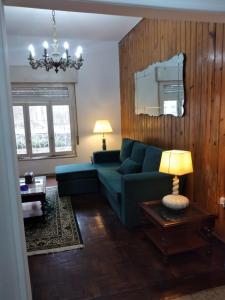 罗萨里奥La Dorada con cochera techada的客厅配有蓝色的沙发和桌子