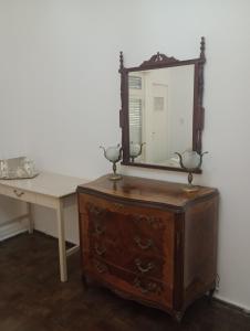 罗萨里奥La Dorada con cochera techada的梳妆台上方的镜子,桌子旁