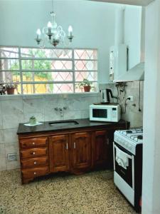 罗萨里奥La Dorada con cochera techada的厨房配有水槽和微波炉
