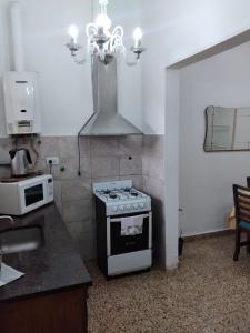 罗萨里奥La Dorada con cochera techada的厨房配有炉灶和微波炉。