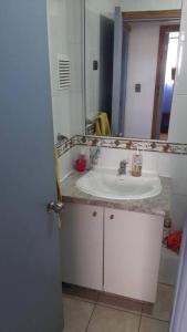 特木科Departamento 2 Dormitorios 5 personas, excelente ubicacion的浴室设有白色水槽和镜子