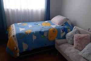 特木科Departamento 2 Dormitorios 5 personas, excelente ubicacion的一张带蓝色被子和艾萨米街毯的床
