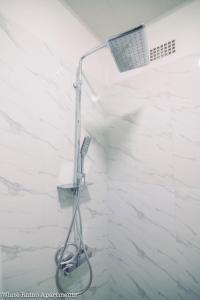 利文斯顿White Rhino apartments & tours的浴室内配有淋浴和头顶淋浴