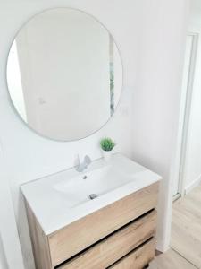 AldaiaApartamentos Aldai Valencia的浴室设有白色水槽和镜子