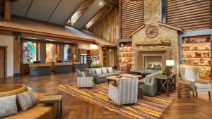 布雷肯里奇Premium Skiing Winter Escape! Upscale Villa Resort的带沙发和壁炉的大型客厅