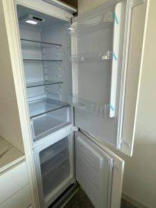 加拉加斯Brand new apt San Bernardino Caracas的厨房里空着冰箱,门开