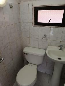 奥索尔诺Cómoda Casa en sector residencial Osorno的浴室配有白色卫生间和盥洗盆。