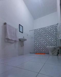 若昂佩索阿Yolo Hostel的一间带卫生间和水槽的浴室