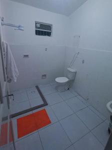 若昂佩索阿Yolo Hostel的白色的浴室设有卫生间和窗户。