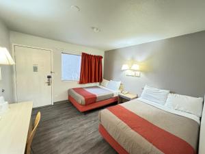 卡斯珀卡斯帕6号汽车旅馆 的酒店客房设有两张床和一张桌子。