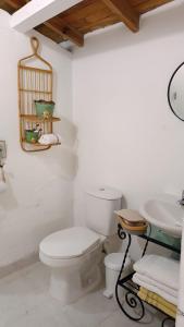 VeneciaLa Casita Colonial的白色的浴室设有卫生间和水槽。