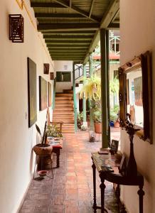 通哈Hotel Posada de San Agustin的大楼的走廊,配有桌椅