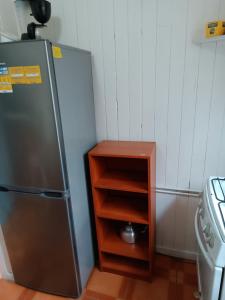 奥索尔诺Cabaña Interior con entrada independiente的一间带冰箱和木架的小厨房