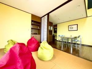 ŌbeBLUE AMALFI - Vacation STAY 28035v的客厅里设有色彩缤纷的豆袋