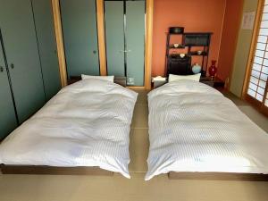 ŌbeBLUE AMALFI - Vacation STAY 28035v的配有两张白色床的客房内