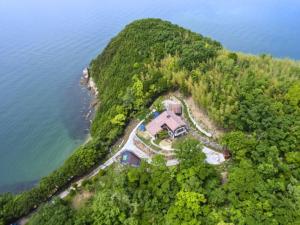 ŌbeBLUE AMALFI - Vacation STAY 28035v的水面上岛上房屋的空中景观