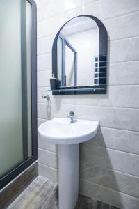 MadinaBig Chill Stays(Texas)的浴室设有白色水槽和镜子