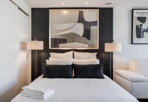 渥太华Westview Luxury Suites的一间卧室配有一张带黑白床头板的床