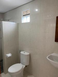 乌布Wahadi homestay的一间带卫生间和水槽的浴室