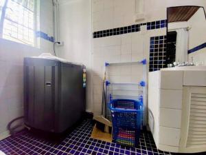 苏瓦Guesthouse in Suva的一间带水槽的浴室和蓝色瓷砖地板。