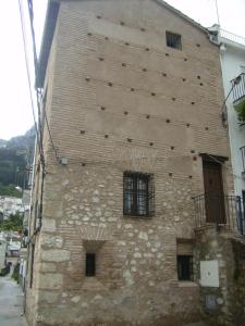 卡索拉Torre Del Inquisidor的一面设有窗户的大型砖砌建筑