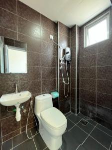 瓜埠Level 4 Simfoni Beliza的一间带卫生间和水槽的浴室