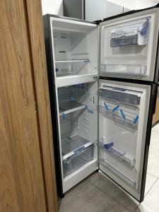 图卢阿Hospedaje LIZ的厨房里空着冰箱,门开