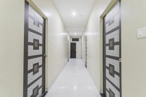 贾姆谢德布尔OYO Flagship Hotel Jagbamda的医院走廊的走廊,门