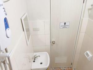 卢纳将军城#2 Green Room Inn Siargao的一间带水槽和淋浴的小浴室