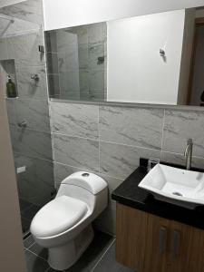 图卢阿Hospedaje LIZ的浴室配有白色卫生间和盥洗盆。