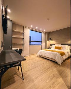 佩雷拉Balmoral Plaza Hotel的一间卧室配有一张床、一张书桌和一个楼梯