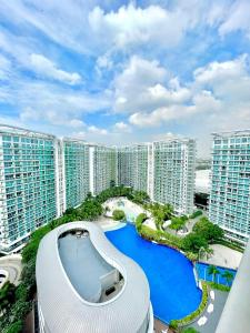 马尼拉The Bahamas and Maldives Suites at Azure Residences near Manila Airport的享有带游泳池的大型公寓楼美景