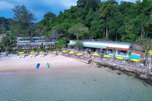 高龙撒冷岛One Beach Resort的海滩上的度假村的空中景观