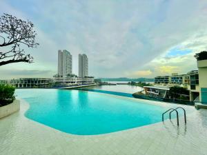 努沙再也PineTree Puteri Harbour @ UHA的享有城市景致的大型游泳池