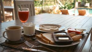 蓝梦岛La Gautch Bungalow的一张桌子,上面放着一盘早餐食品和饮料