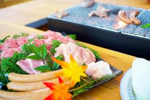 四万十市四万十川傍にある日本家屋まるごと「貸切宿　ほとり」的桌上一盘带肉和蔬菜的食物