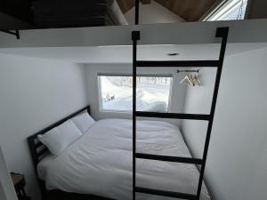 MakkariEL CAMINO Makkari的小型客房设有一张双层床,配有窗户