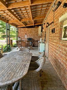 GeetbetsHoeve Hulsbeek: genieten van de natuur en de rust的户外庭院配有木桌和椅子