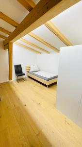 布鲁克安德格罗斯哥Kohlis Alpine Home的一间卧室,卧室内配有一张床和一把椅子