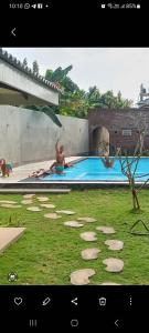 尼甘布Ocean View tourist guest house at Negombo beach的几个人坐在游泳池里