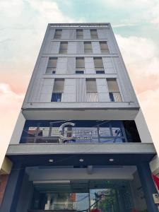 胡志明市G Hotel Sai Gon的享有学校建筑前方的景色