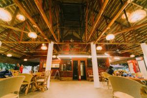 邦劳Commander Suites de Bohol的用餐室设有桌椅和木制天花板