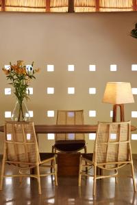 圣克鲁斯华特库瓦图尔科扎阿斯拉卡米奥真实酒店的两把椅子和一张带花瓶的桌子