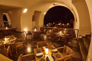 圣克鲁斯华特库瓦图尔科扎阿斯拉卡米奥真实酒店的享有带桌椅的餐厅的顶部景致