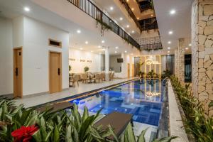 波来古市Diora Hotel的一座带房子的建筑中的室内游泳池