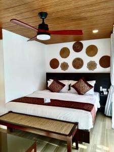 邦劳Commander Suites de Bohol的一间卧室设有一张床和天花板