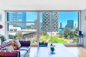 墨尔本Luxury 4B Docklands Penthouse water city views的带沙发和大窗户的客厅