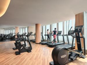 上海上海中心J酒店的一群人在健身房跑步机上锻炼
