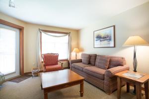 索利图德3406 - One Bedroom Den Standard Powderhorn Lodge condo的客厅配有沙发和桌子